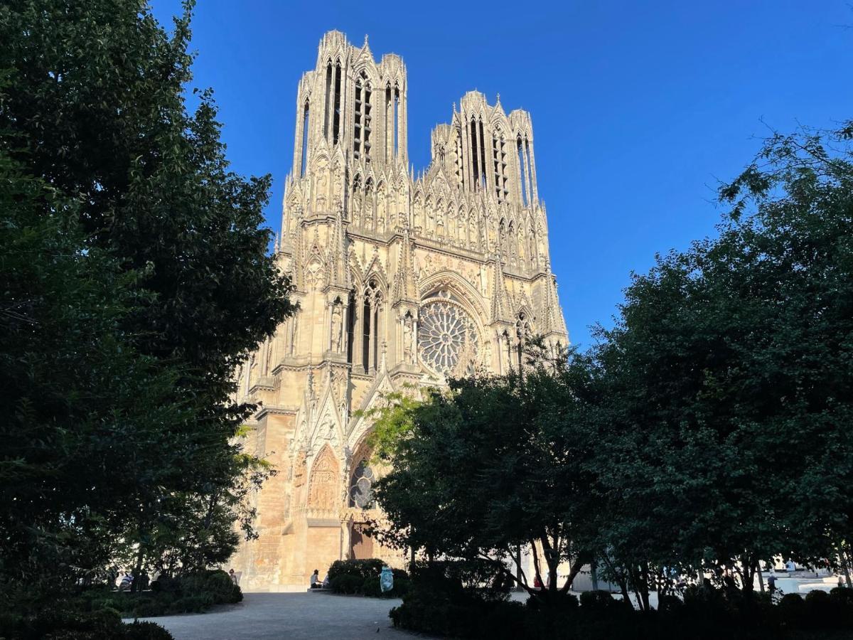 Charme De L'Ancien Pour Cet Appartement Entierement Renove Dans L'Hypercentre De Reims Exteriör bild